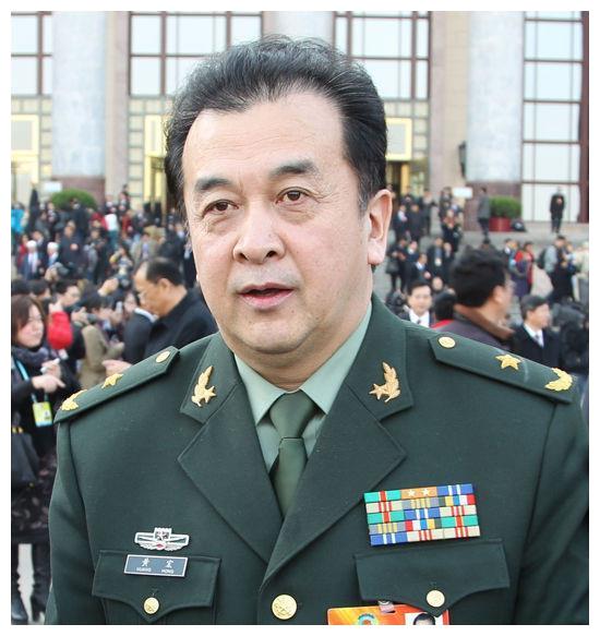黄宏原名黄长寿,是陆军少将;一九七三年黄宏考取沈阳文工团第一名,同