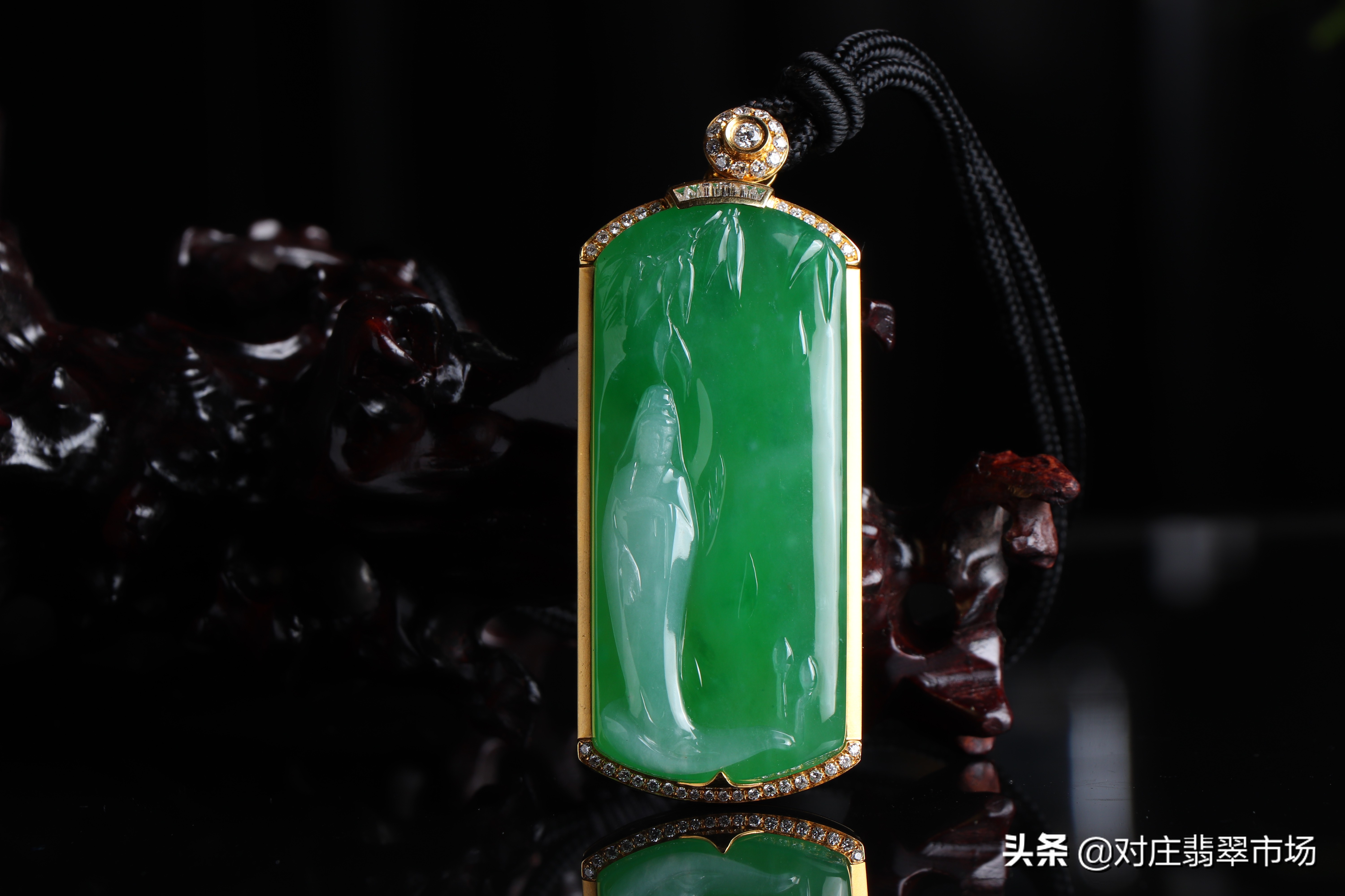 圣诞节送什么寓意的翡翠饰品做礼物？愿所有平安夜，都如意吉祥