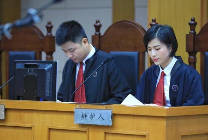 同样是法学生，选择律师事务所和公务员，10年后的差距一目了然