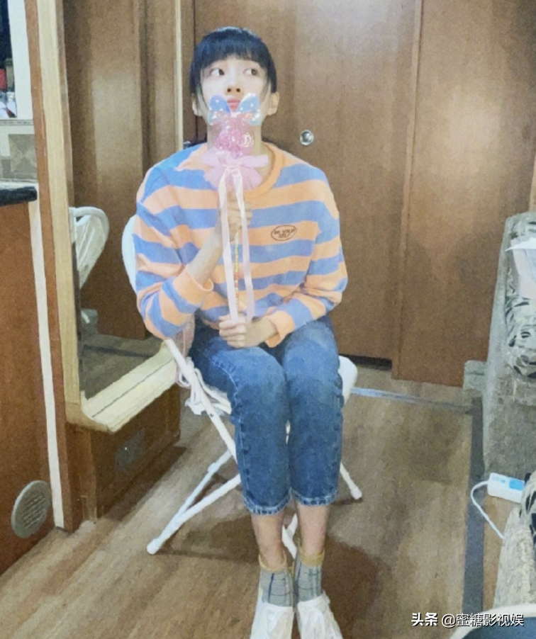 鹿晗杨紫晒好运表情包为高考生加油，王俊凯明信片上的飞机寓意好