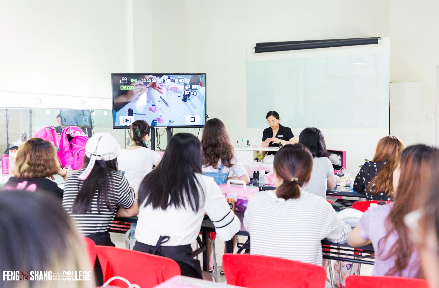 学美甲为什么要去专业的美甲培训学校？