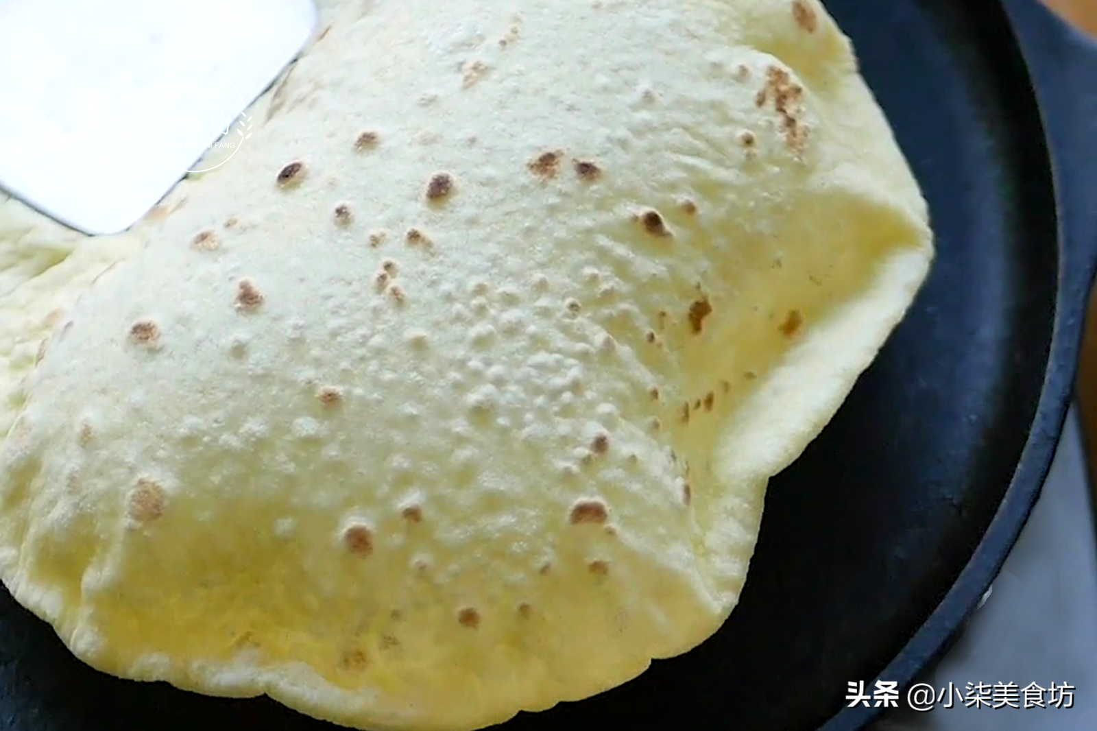 玉米饼这样做太香了，掌握关键2步，个个鼓大泡，出锅瞬间被扫光
