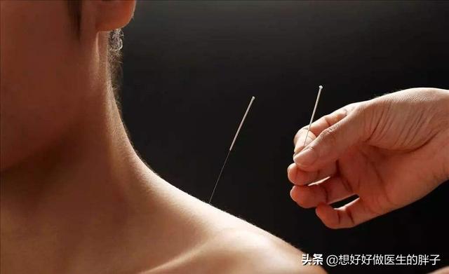 颈椎间盘突出或骨刺压迫神经会引起什么症状？如何治疗？如何康复