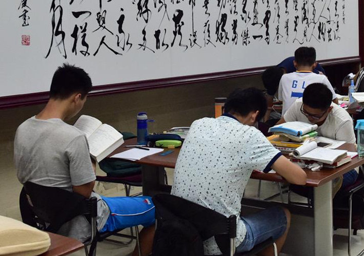 毕业季想要“留校任职”，前提是要满足这3个条件，你知道几个