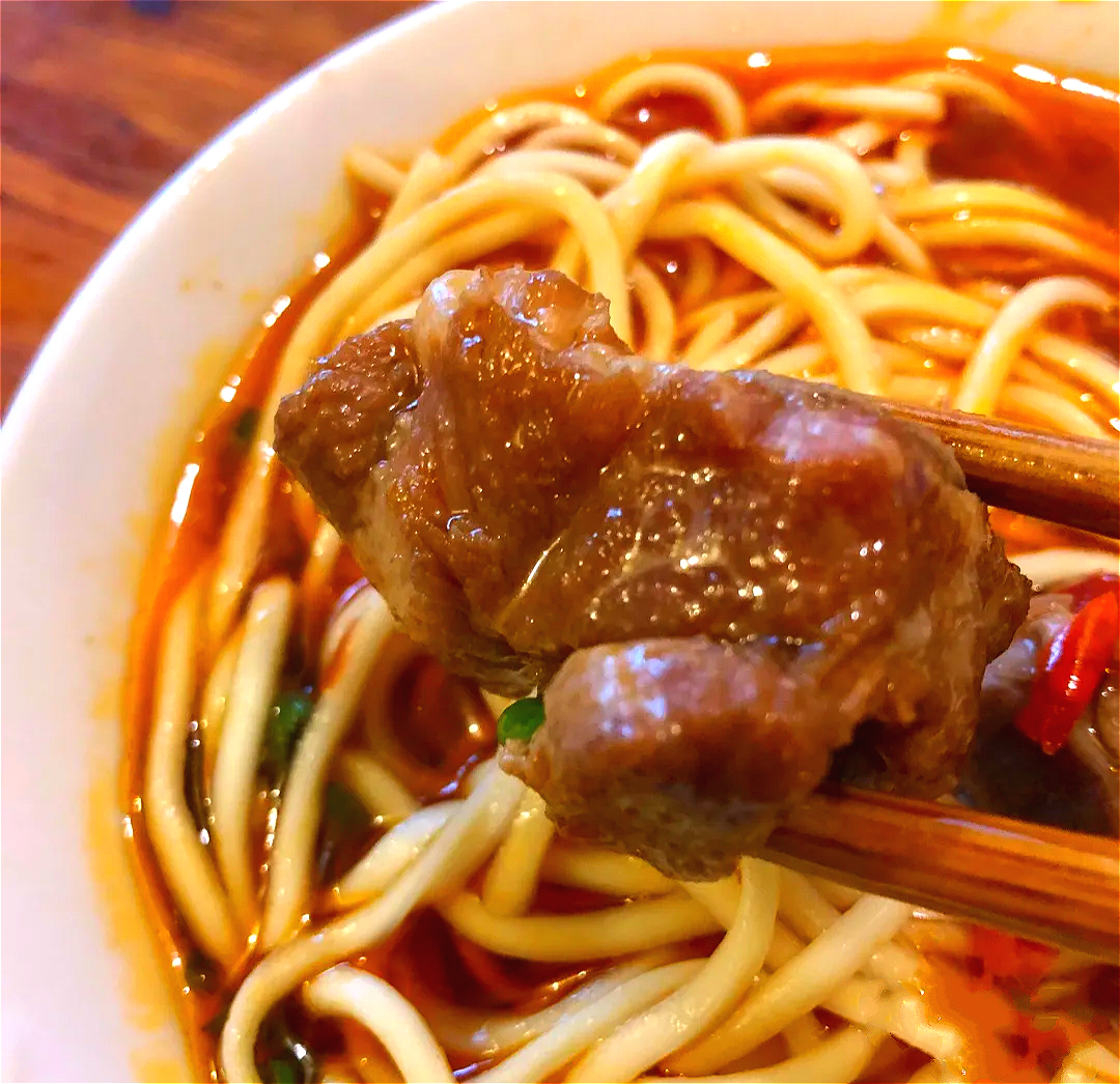 成都美食江湖的“独门秘籍”！鱼香排骨面，酸甜微辣，味道太巴适