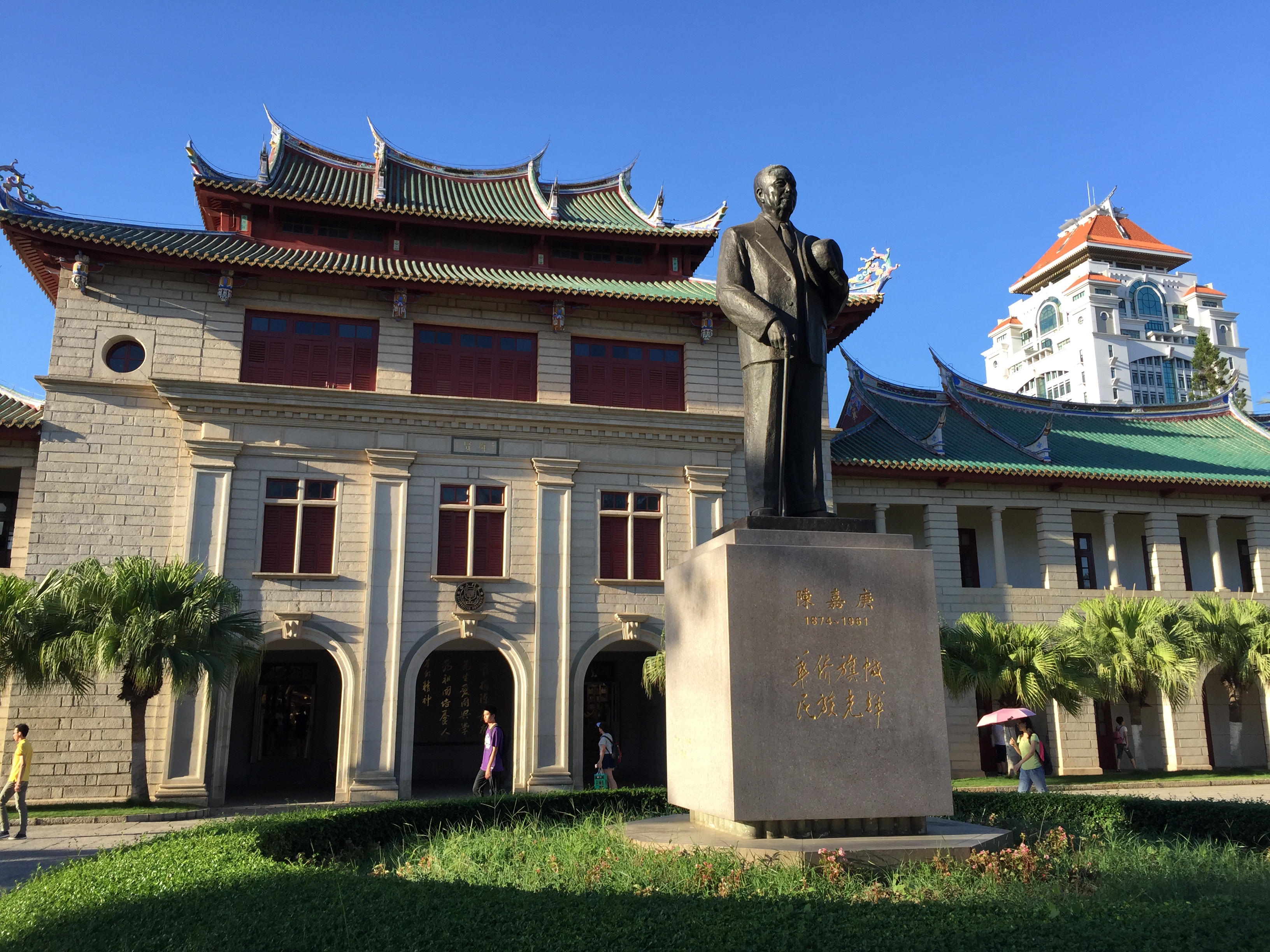 真捐钱还是假慈善？曹德旺捐100个亿建大学，竟然不做宣传