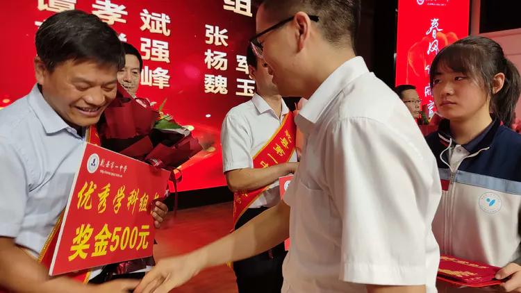 守望初心 最美绽放--乾县一中隆重庆祝第37个教师节