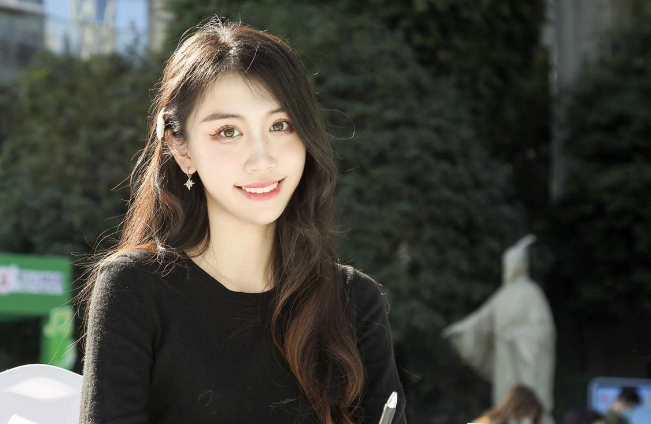 华师大理科女生，获世界小姐中国区冠军，真是集美貌与才华于一身