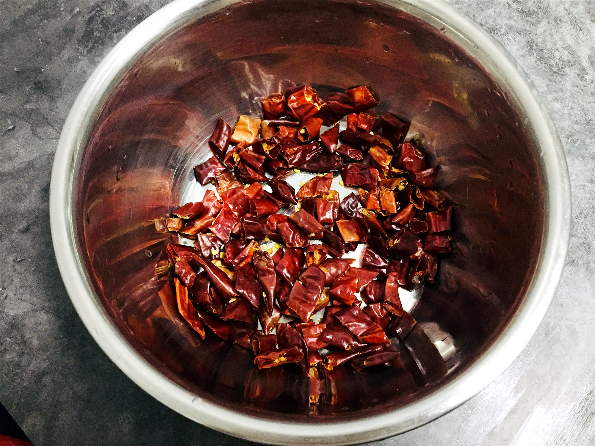 炸辣椒的做法 香酥(教你做灌满芝麻的香酥辣椒)