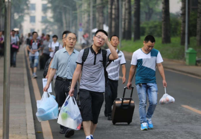 农村大学生自叹“有家不能回”，躲在城市生活，背后真相叫人心疼