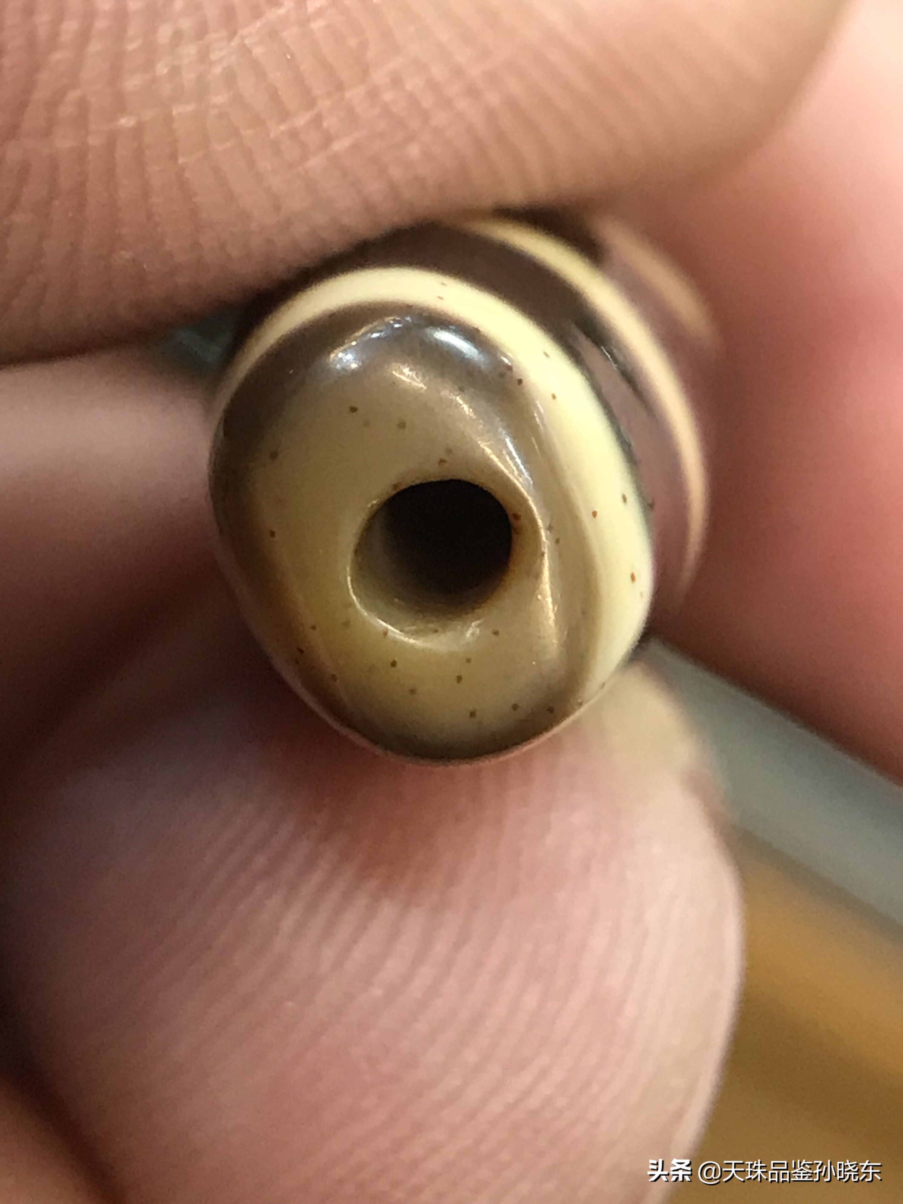 分布不规则随机出现,因为真品天珠都是千年以上,风化纹也有深有浅