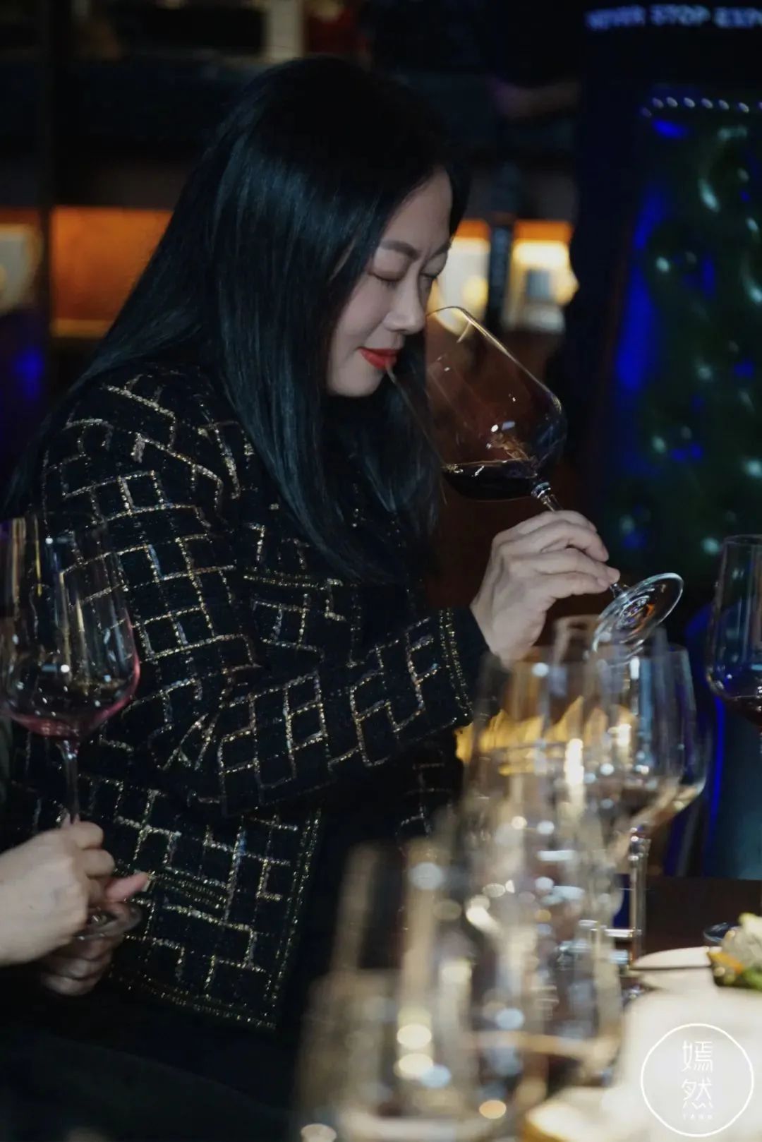 隐藏在小镇里的复古酒吧，穿越时空享受微醺