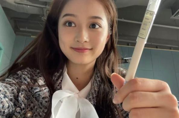 “中传校花”冯琳，在网上晒出自己的学习笔记，字迹和人一样漂亮