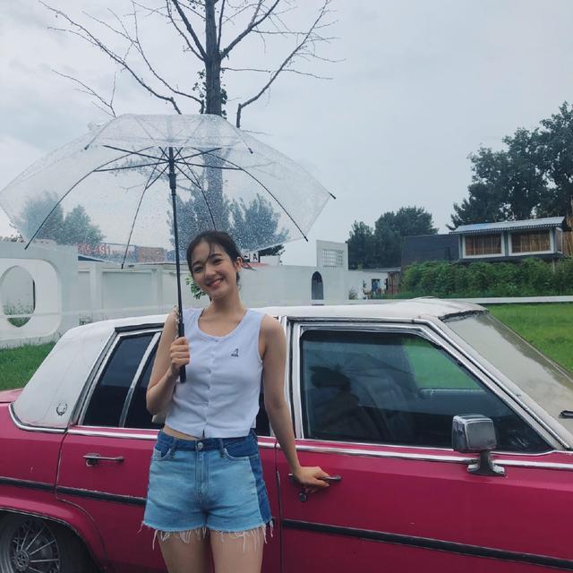 李兰迪晒男友视角照，穿“背心+短裤”打扮清凉，身材太让人羡慕