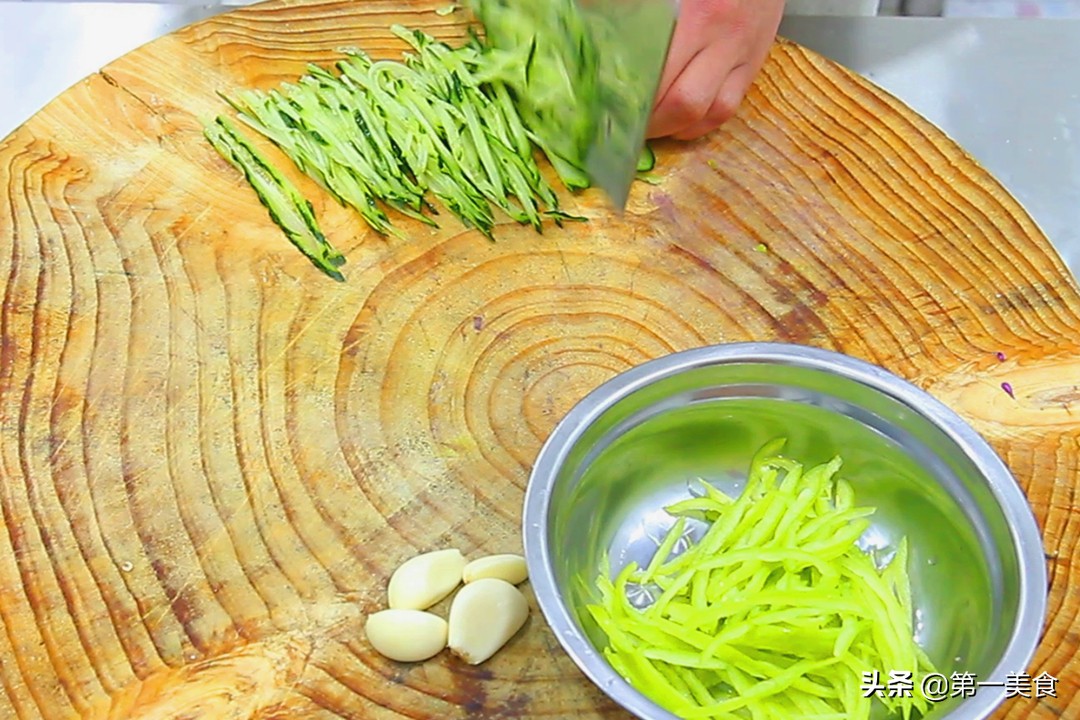 凉拌紫甘蓝，到底用不用焯水？大厨教你正确做法，紫甘蓝脆爽不黑