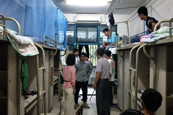 宿管老师查寝就像“开盲盒”，大学生们脑洞大开，让人意想不到