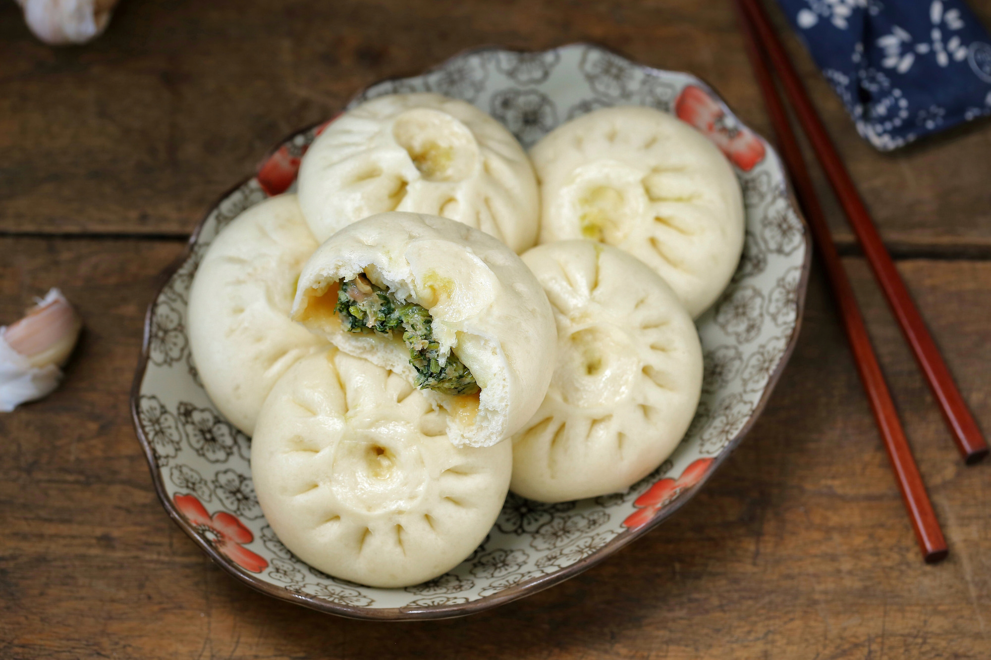 用小白菜蒸包子,暄软美味营养十足,刚出锅就被抢光,实在太好吃