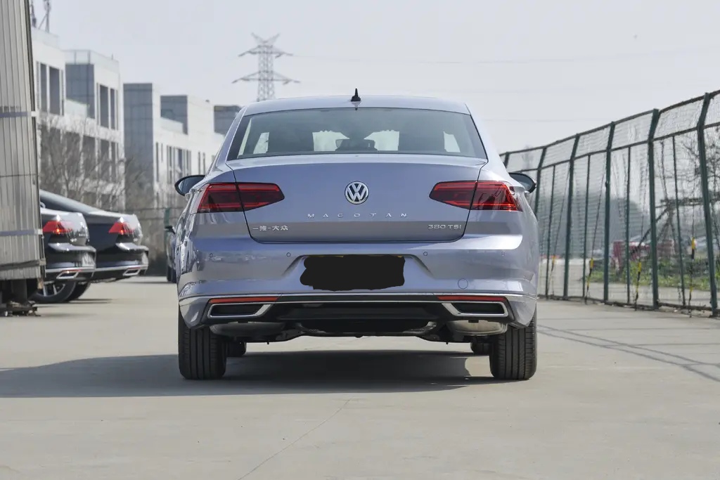 中高端车：大众迈腾，9个气囊+6.6升油耗，这车配置可以了