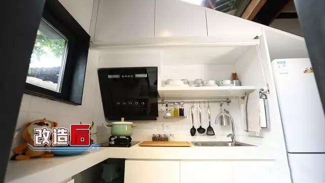 北京胡同18m²老房，24小时开灯生活，父亲睡在女儿女婿上铺