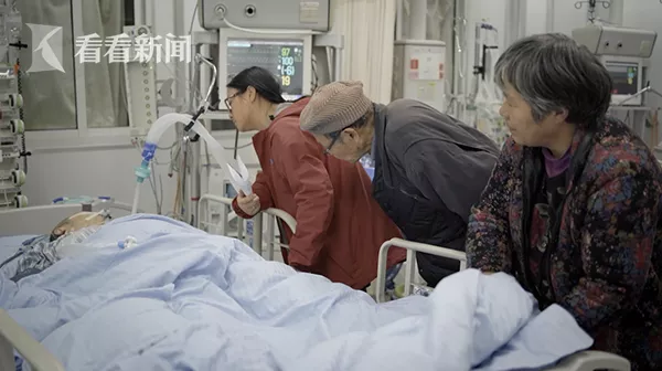 上海一父亲开车压死儿子,得到111万赔偿,这真是个魔幻的世界