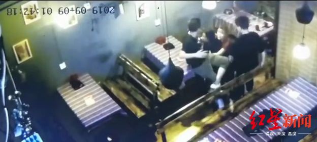 大二女生疑遭搂抱扇打后溺亡，店员称未听到呼救，母亲称被告知“相约跳江”，生前所在寝室学生已搬离