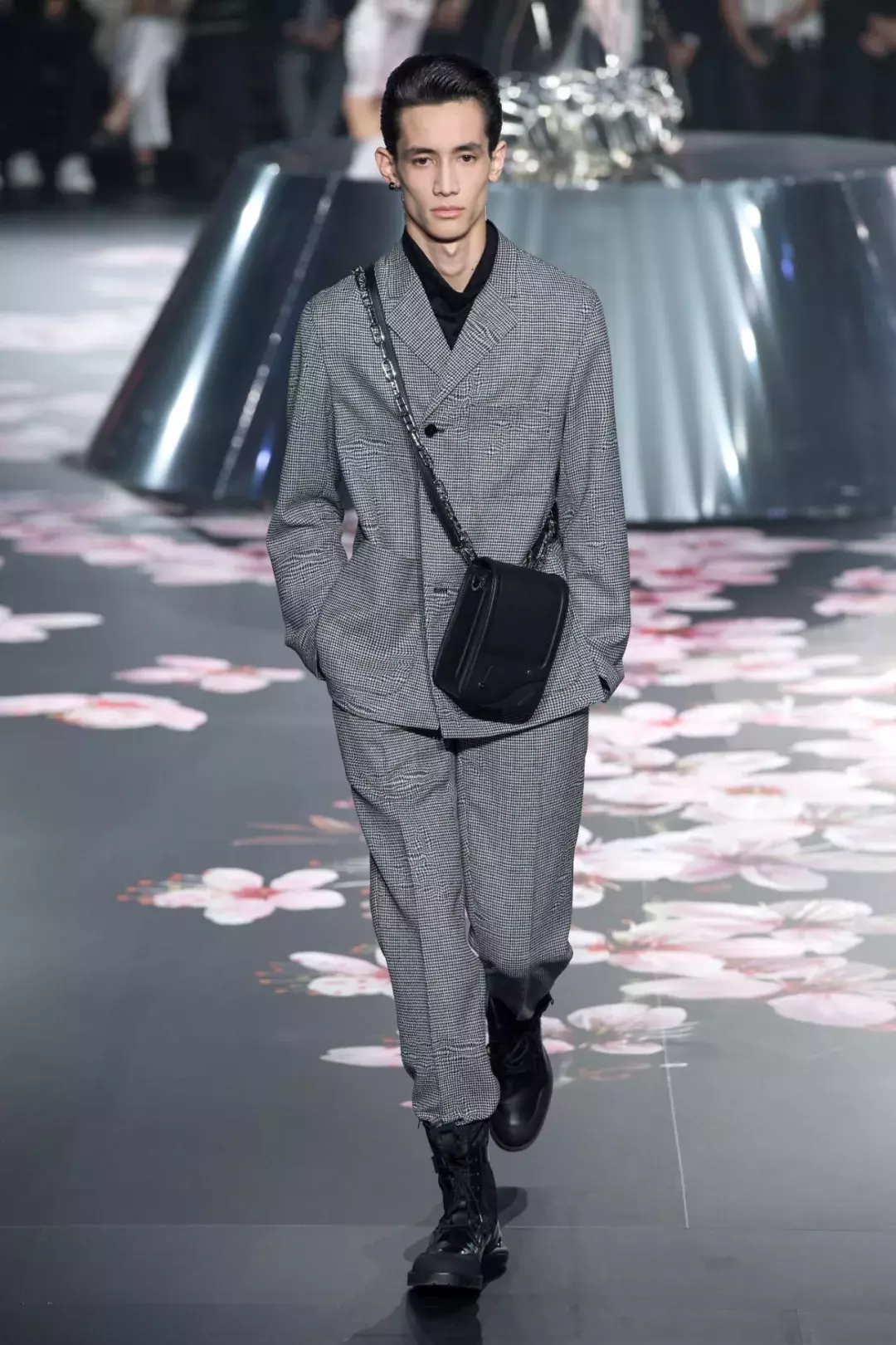 现在的 Dior 不再只有性感,它正变得“ 爆款 ”起来