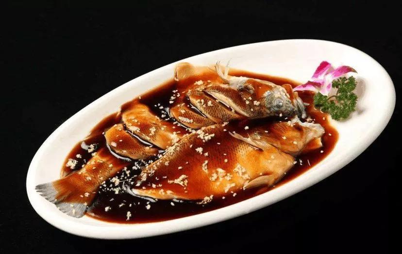 西湖醋鱼、东坡肉、叫化童子鸡、龙井虾仁、宋嫂鱼羹，这些都是浙江菜的精华。