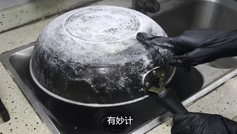 锅底油污又厚又脏怎么办？用上1个口罩来帮忙，旧锅马上焕然一新