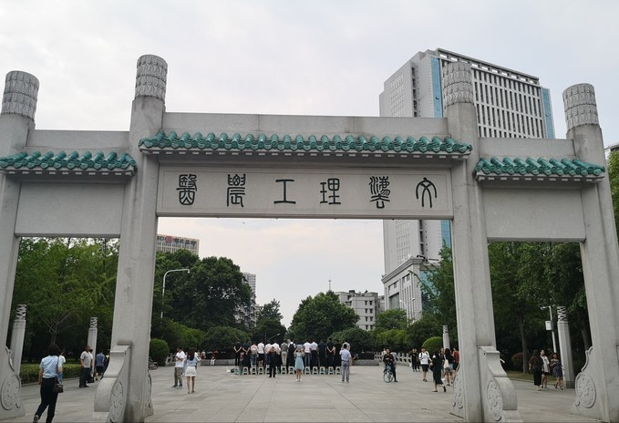 全国大学“土味外号”，清华北大成了技术学院，“武大郎”很亮眼