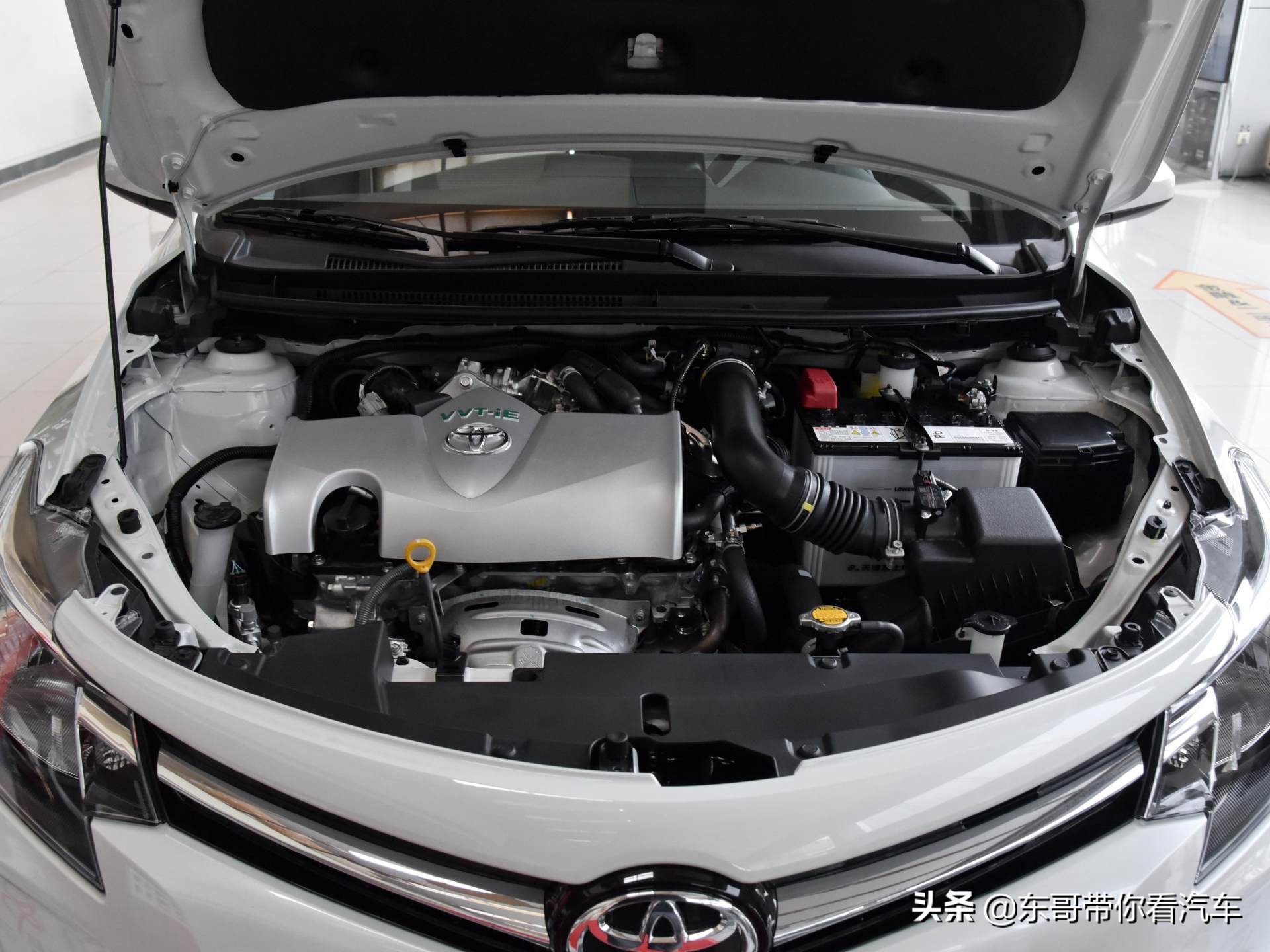 油耗只要4.9L，低价合资三厢车，空间够用停车灵活，实拍威驰