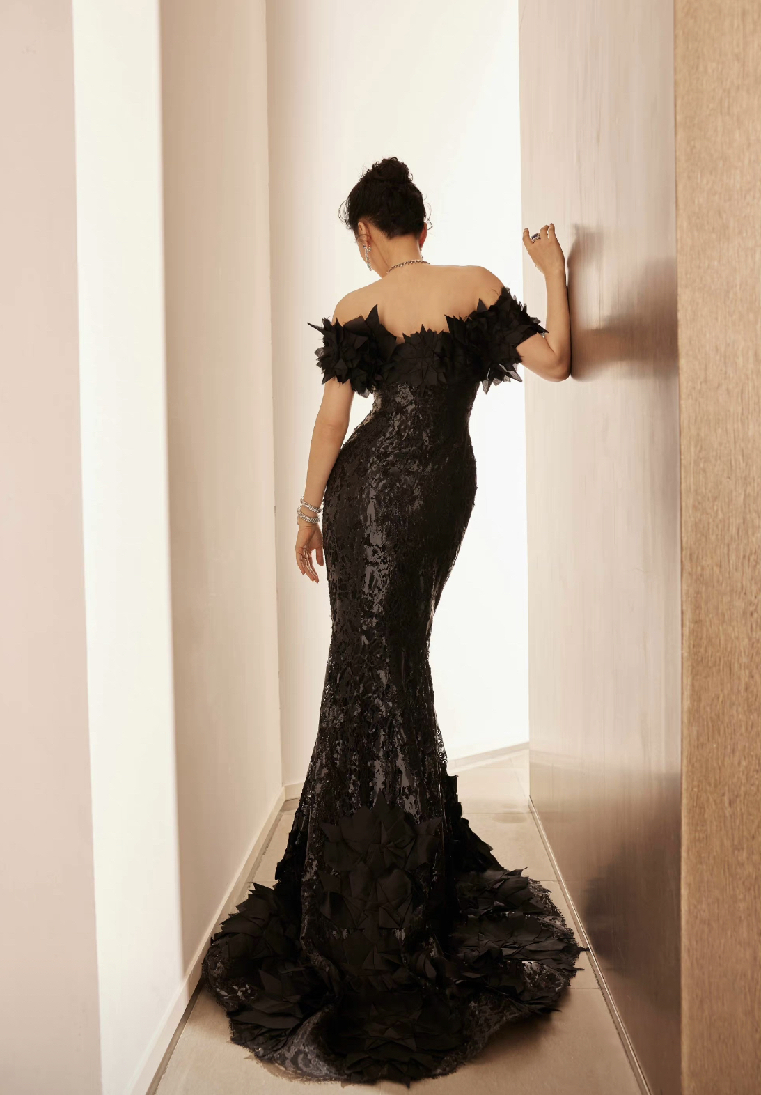 许晴真是人间尤物,穿黑色鱼尾裙宛若精灵,同框小22岁杨洋像情侣