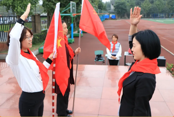 成都市各学校开展“少年先锋队建队日”系列活动