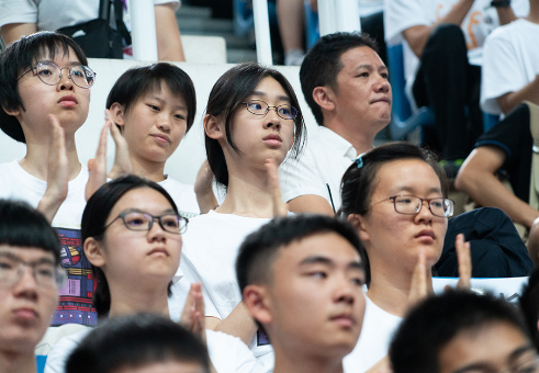 普通家庭想要供一名本科生，4年要花多少钱？这个数字有些吓人