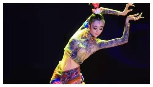 “孔雀公主”楊麗萍：63歲無兒無女，30年不吃米飯，指甲已留40年
