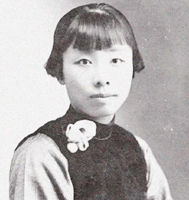 妻子卧病在床，他提前为妻子写挽联，妻子看后：我一定比你活得长