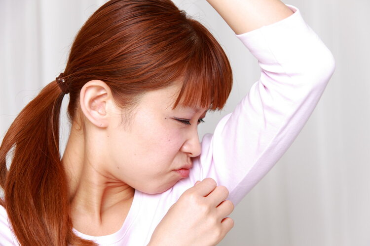 腋下多汗症困扰：一抬手就有异味，如何有效解决狐臭问题？