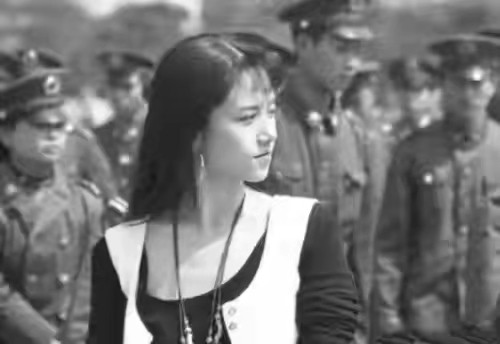 “孔雀公主”楊麗萍：63歲無兒無女，30年不吃米飯，指甲已留40年