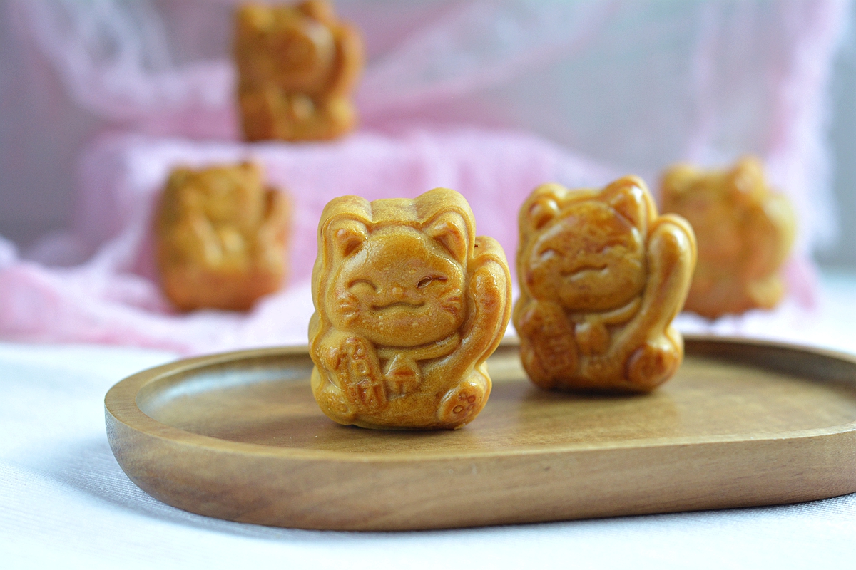 黑芝麻酱绿豆沙月饼还真好吃，说啥也得试一试，歪打正着的美味