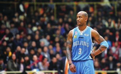 马布里cba哪个队(12年前马布里在NBA年薪2千万，来CBA效力9个赛季，他赚了多少钱？)