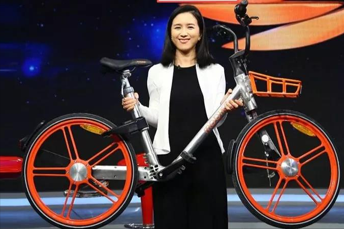 烂摊子留给美团王兴，用摩拜套现15亿完美退场，胡玮炜有多精明？