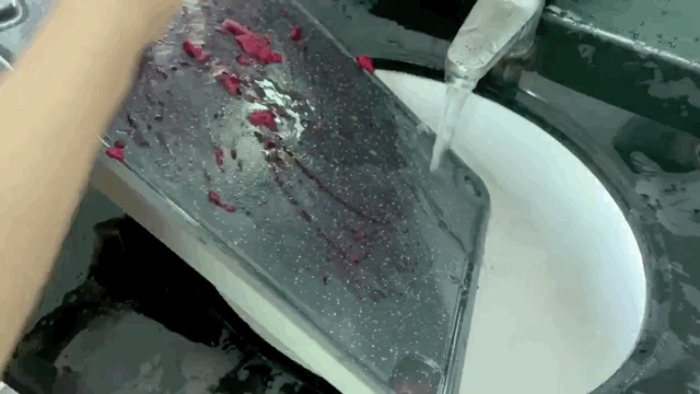 来自国产的不锈钢菜板，一个小设计，就解决了发霉难洗的问题