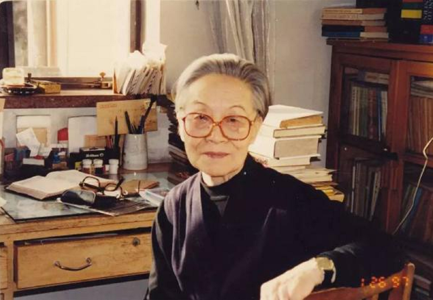 钱钟书逝世后，杨绛静坐窗前，银发微颤，目光深邃如秋水，独守岁月清寂。