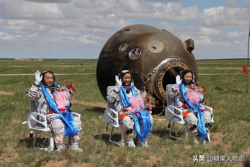 17岁上飞行学校33岁飞向太空，最美航天员，她的爱情才叫比翼双飞