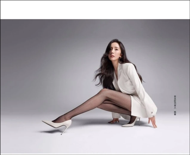 杨幂女人味大爆发!穿性感渔网黑丝摆高难度姿势秀美腿,身材超辣