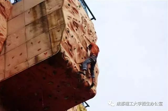 成都超“火”高校：占地2890亩，坐拥4大网红食堂，获人民日报关注！