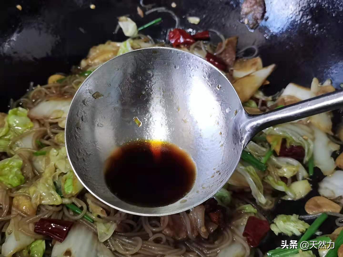 白菜猪肉炒粉条，酒店的做法，家常的味道，简直太美味了