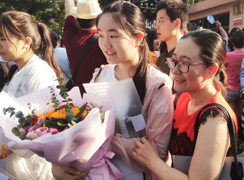 孩子参加高考，家长是否有必要在场外陪考，看看学霸家长咋说