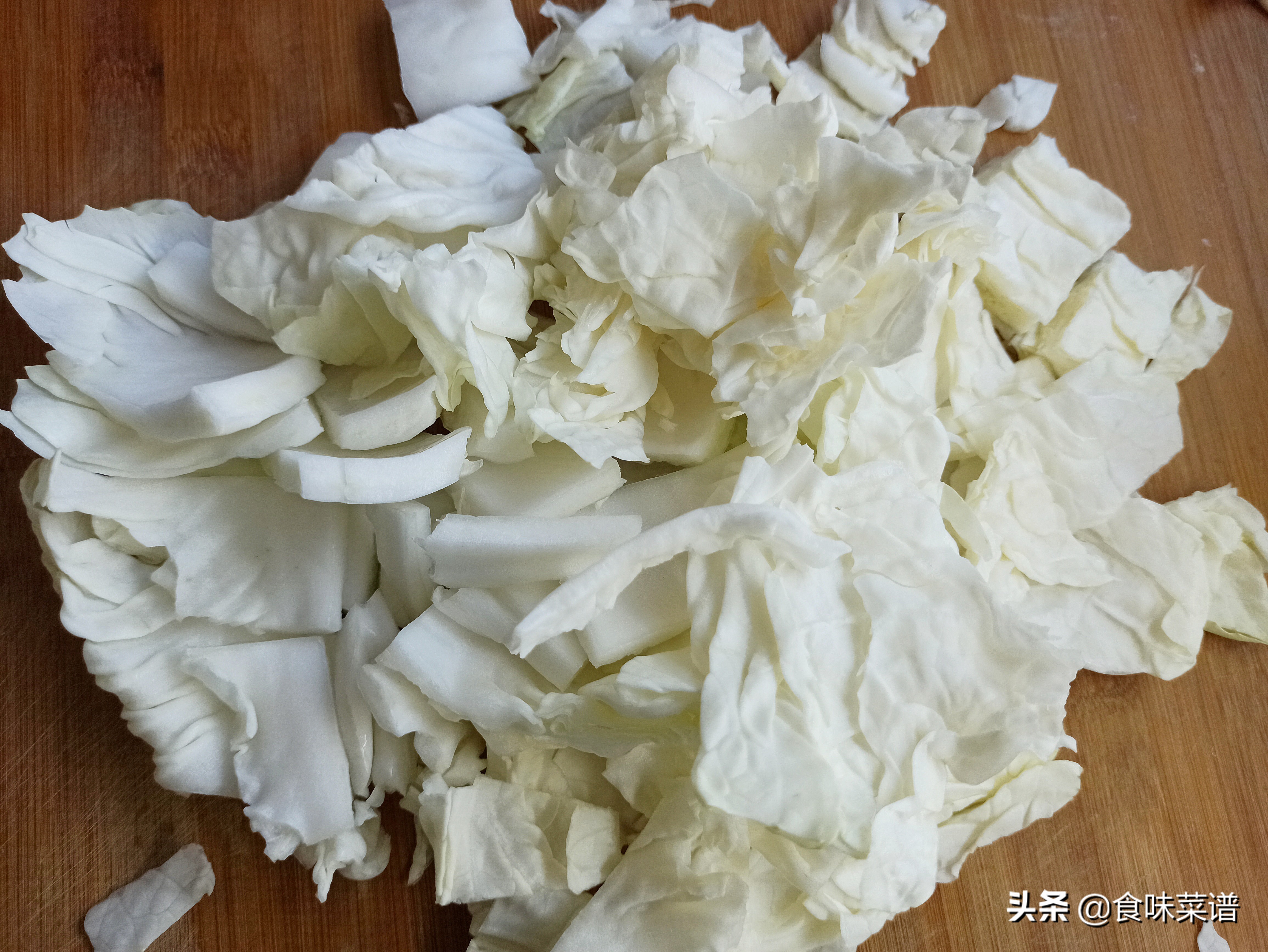 人见人爱的白菜饺子，馅料这样调，营养美味又好吃，出锅肉嫩鲜香