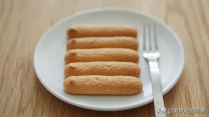 一样鸡蛋面粉白砂糖，两货有啥不一样？海绵和戚风的本质差别