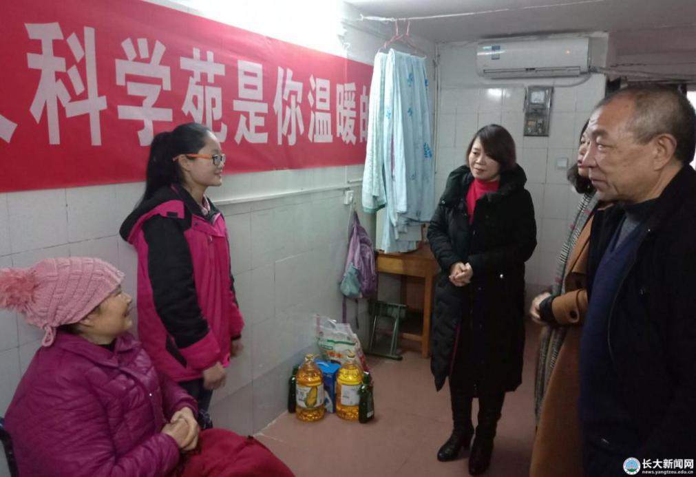 湖北19岁特殊新生：坐轮椅上学，学校贴心帮扶